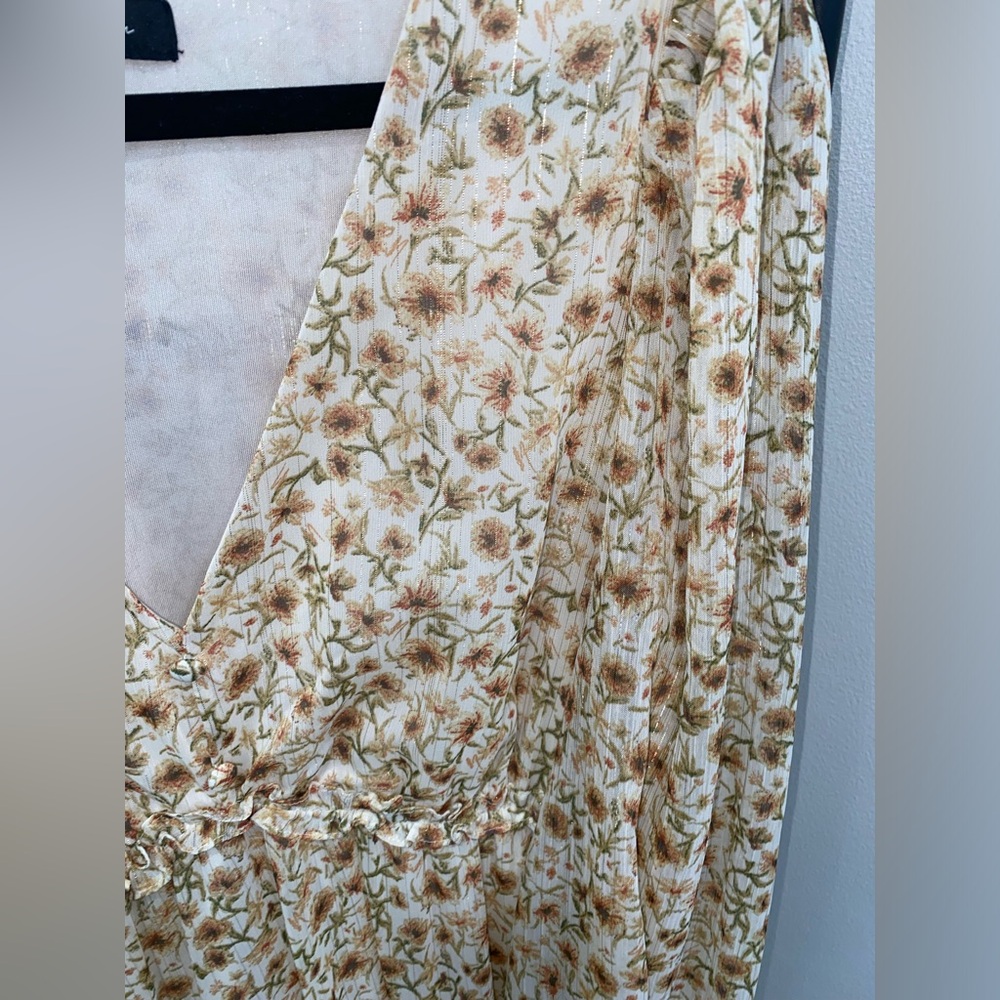 Super pretty floral fall dress with a little sparkle